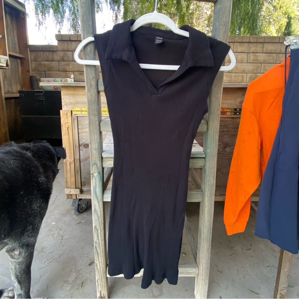 Bodyscon black ribbed mini dress w/ collar